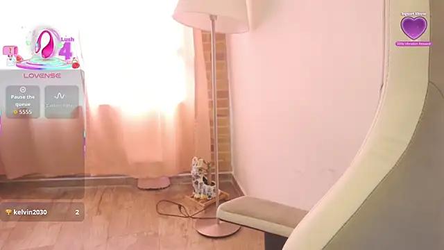 Watch EmmitaGarcia Live On Cam