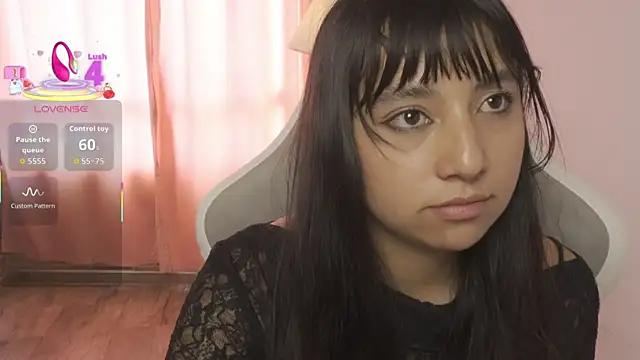 Watch EmmitaGarcia Live On Cam