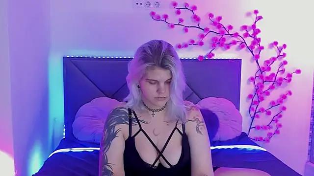 Watch JoannLowe Live On Cam