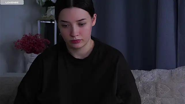Watch LowOncoming Live On Cam